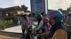 Polantas Sekadau Bagikan Stiker dan Brosur Keselamatan di Operasi Zebra Kapuas 2025