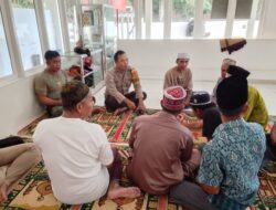 Dekat dengan Masyarakat, Bhabinkamtibmas Polsek Sungai Laur Gelar Jum’at Curhat di Masjid Al-Muhajirin