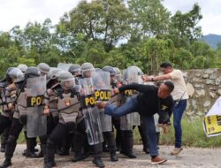 Ingin Ketemu Ketua Dewan Melawi, Pengunjuk Rasa Tendang Polisi