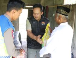 Jumat Berkah, Satlantas Polres Sekadau Santuni Lansia Petani Sayur di Jalan BBI