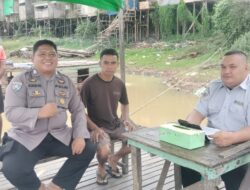 Antisipasi Banjir, Bhabinkamtibmas Polsek Sekadau Hilir Cek Debit Sungai Kapuas