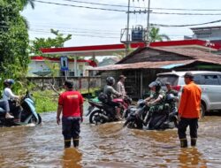 Kasat Samapta Polres Ketapang Pimpin Patroli dan Pengaturan Lalu Lintas pada Ruas Jalan Tergenang Air Pasang