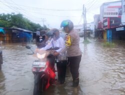 Bhabinkamtibmas Polsek Benua Kayong Laksanakan Pengaturan Lalu Lintas dan Bantu Warga Terdampak Banjir Rob di Jalan Pawan 1