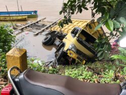 Diduga Rem Blong, Dump Truck Terjun ke Jurang di Penyaladi Sanggau, Pamapta Polres Sanggau Lakukan Penanganan Cepat