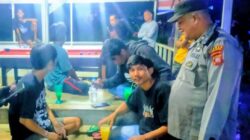 Polsek Menukung Gencarkan Patroli Malam, Sambang Warga Ajak Jaga Kamtibmas