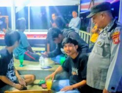 Polsek Menukung Gencarkan Patroli Malam, Sambang Warga Ajak Jaga Kamtibmas