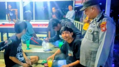 Polsek Menukung Gencarkan Patroli Malam, Sambang Warga Ajak Jaga Kamtibmas