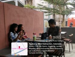 Duduk Santai Sambil Memberikan Pesan Kamtibmas Kepada Masyarakat Saat Personil Polsek Ngabang Melaksanakan Patroli