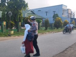 Personel Polsek Mempawah Hulu Laksanakan Pengaturan Lalu Lintas di Area Sekolah dan Pasar Karangan
