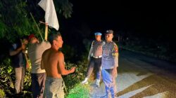 Pamapta Polres Sekadau Respons Cepat Amankan Lokasi Genangan Air Rawan Kecelakaan