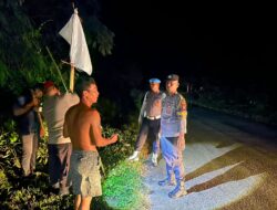 Pamapta Polres Sekadau Respons Cepat Amankan Lokasi Genangan Air Rawan Kecelakaan