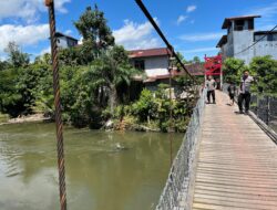 Polres Sekadau Cek Debit Sungai di Nanga Mahap, Kondisi Masih Aman