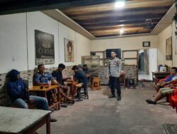 Meski Larut Malam, Semangat Tak Surut: Polsek Mandor Intensifkan Patroli dan Sambang Warga