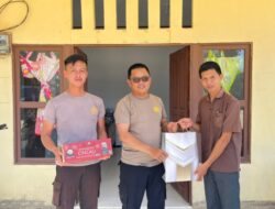 Polsek Belitang Hulu Serahkan Bingkisan Natal kepada Tokoh Adat dan Tokoh Agama