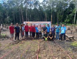 Bhabinkamtibmas Polsek Menyuke Hadiri Kegiatan Penanaman Jagung Serentak 1 Desa 1 Hektar Di Desa Sungai Lubang