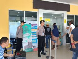 Tingkatkan Pelayanan Humanis Jelang Nataru, Polisi berikan Layanan Kepada Masyarakat di Bandara Rahadi Oesman Ketapang