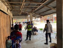 Personel Polsek Mempawah Hulu Sambangi Warga di Pusat Keramaian, Sampaikan Pesan Kamtibmas Selama Pengamanan Nataru