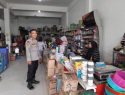 Jaga Lingkungan Tetap Kondusif, Patroli Siang Polsek Mandor Sambangi Warga