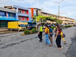 Humanis dan Tegas, Kasatgas Kamtibcar Lantas Ops Lilin Kapuas Polres Melawi Turun Langsung Atur Lalu Lintas Pagi Hari