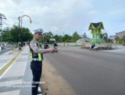 Kasatgas Kamseltibcar Lantas Ops Lilin Kapuas 2025 Polres Ketapang, Atur Lalu Lintas dengan Humanis di pagi hari