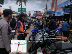 Polsek Ngabang Berikan Pesan Kamtibmas Kepada Juru Parkir Saat Melaksanakan Patroli di pusat perbelanjaan