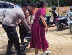 Wujud Humanis Ops Lilin Kapuas: Polisi Bantu Lansia Beribadah di Gereja HKBP Sekadau