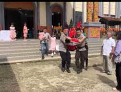 Di Tengah Ibadah Natal, Polisi Tunjukkan Kepedulian dengan Menolong Jemaat Pingsan