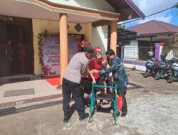 Personil Polres Ketapang, Sigap dan Humanis Menolong Ibu yang menyandang Cacat saat mau Ibadah Natal