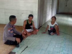 Pelayanan Tak Pernah Libur, Kanit Binmas Polsek Sebangki Sambangi Warga
