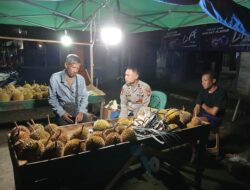 Patroli Dialogis Polsek Mandor Jalin Silaturahmi dengan Penjual Durian