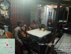 Patroli Malam Penuh Keakraban, Polisi Duduk Santai Bersama Warga Serimbu