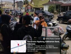 Personil Piket Polsek Ngabang Berikan Pesan Kamtibmas Kepada Masyarakat Yang Berbelanja Saat Melaksanakan Patroli