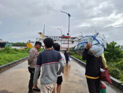 Ops Lilin Kapuas 2025, Personel Polsek Kawasan Pelabuhan dan Polairud Amankan Kedatangan KM Dharma Ferry II