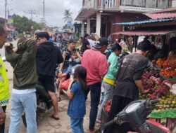 Personel Polsek Mempawah Hulu Pantau Situasi Pasar Karangan Jelang Pergantian Tahun Baru