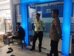 Jaga Kamtibmas, Polisi Sambangi Pos Satpam Saat Patroli Malam