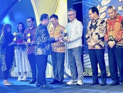 Perumdam Tirta Melawi Raih Peringkat Pertama Keterbukaan Informasi BUMD se-Kalbar, Gubernur Serahkan Penghargaan