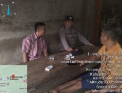 Polisi Duduk Bersama Warga Saat Patroli Siang, Ciptakan Suasana Penuh Keakraban
