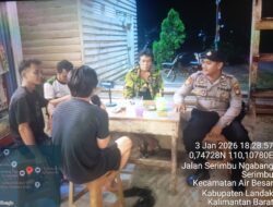 Temui Warga nya Dalam Patroli Malam Dengan Berikan himbauan nya