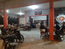 Suasana Akrab Patroli Malam Polisi di Tengah Warga Mandor Yang Sedang Duduk Santai 