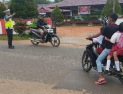 Cegah Kemacetan dan Laka Lantas, Personel Polsek Mempawah Hulu Laksanakan Strong Point ke Sekolah