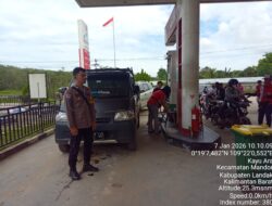 Polsek Mandor Intensifkan Patroli Siang di SPBU, Cegah Gangguan Kamtibmas