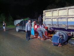 Patroli Malam Polsek Mandor Temui Sopir Truk Pecah Ban, Sampaikan Imbauan Keselamatan