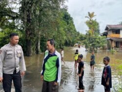 Cek Lokasi Banjir di Nanga Taman dan Nanga Mahap, Polres Sekadau Siagakan Personel dan Bantu Warga Terdampak