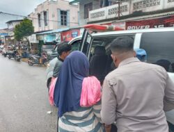 Polisi dan Aparat Desa Evakuasi Lansia Sakit Saat Banjir di Nanga Taman