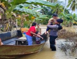 Polisi Evakuasi Ibu Pasca Operasi dan Dua Anak Saat Banjir di Desa Rawak Hulu