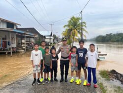 Aksi Humanis Polisi di Lokasi Banjir Ngabang Bikin Anak-Anak Tersenyum