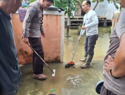 Polisi Bersama Warga Bersihkan Rumah Terdampak Banjir di Nanga Taman Sekadau