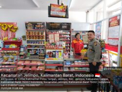 Saling Sapa Kepada Masyarakat Saat Personil Polsubsektor Jelimpo Lakukan Patroli Rutinitas