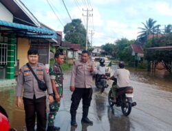 Personel Polsek Ngabang Monitor Lokasi Terdampak Banjir di Desa Raja