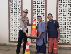 Respons Masyarakat, Polres Sekadau Serahkan Traffic Cone ke Masjid Nurul Imam